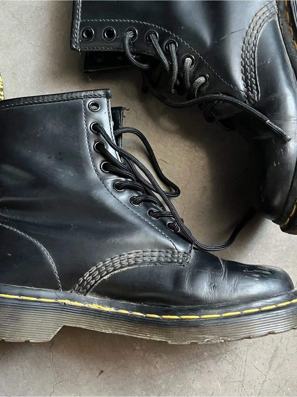 Dr. Martens classic lace